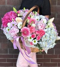 Композиция солнечный день в Рязанской Цветочная композиция из Розы, Хризантемы, Пионы и Лизиантусы в корзине в Рязанской