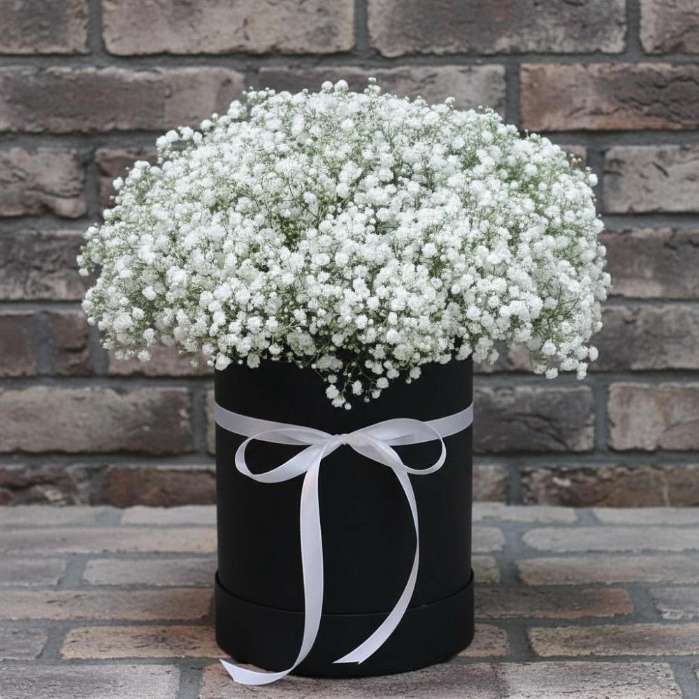 Цветочная композиция из Гипсофила в шляпной коробке в Рязанской