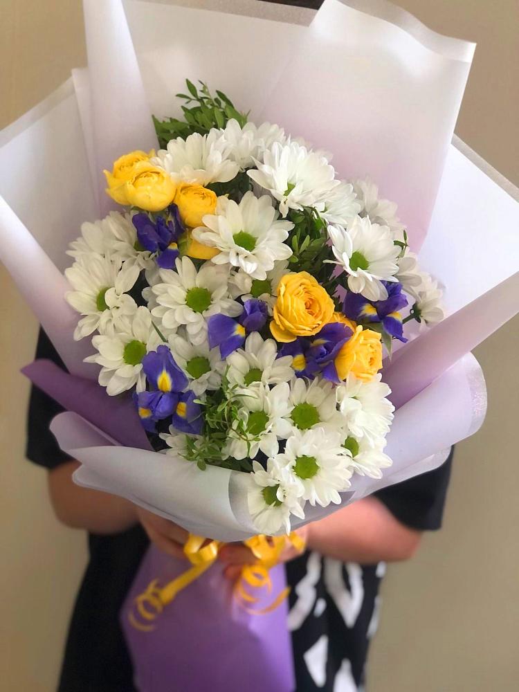 Букет цветов из: Ирисы, Хризантемы и Розы в Рязанской