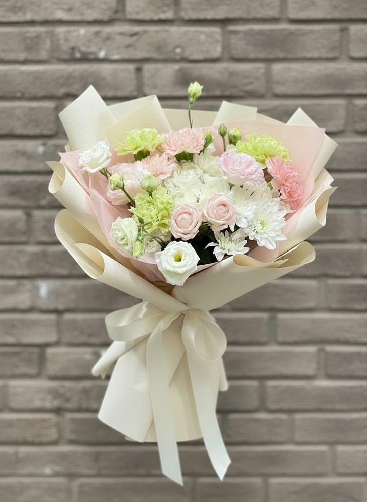 Букет цветов из: Гвоздики, Розы, Лизиантусы и Хризантемы в Рязанской