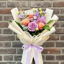 Букет цветов из:  Лизиантусы и Розы в Рязанской