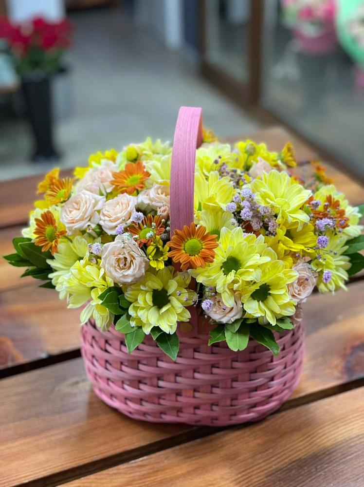 Цветочная композиция из Хризантемы и Розы в корзине в Рязанской