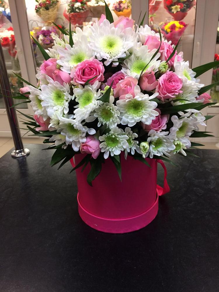 Цветочная композиция из Розы и Хризантемы в шляпной коробке в Рязанской