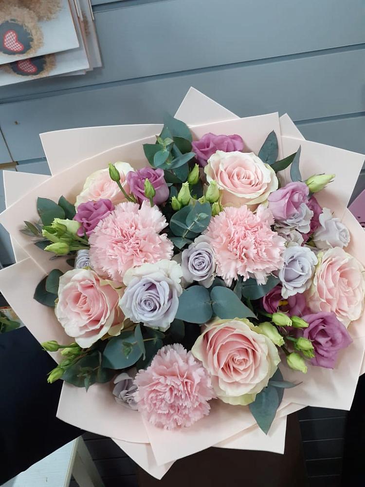 Букет цветов из: Розы, Гвоздики и Лизиантусы в Рязанской